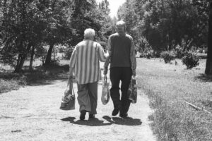 手を取り歩く老夫婦